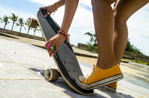 Woman on skateboard at beach wearing Swagmat silicone rings for women